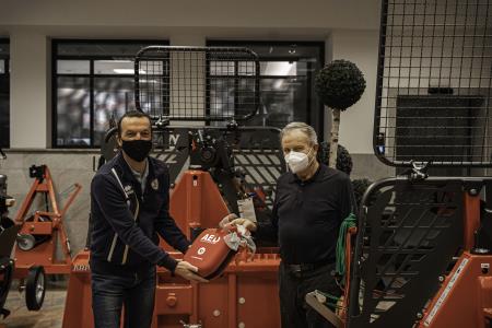 Lastnik podjetja Pišek Vitli Krpan Franc Pišek in predsednik Nogometnega kluba Šmarje pri Jelšah Aleš Ratej ob predaji defibrilatorja